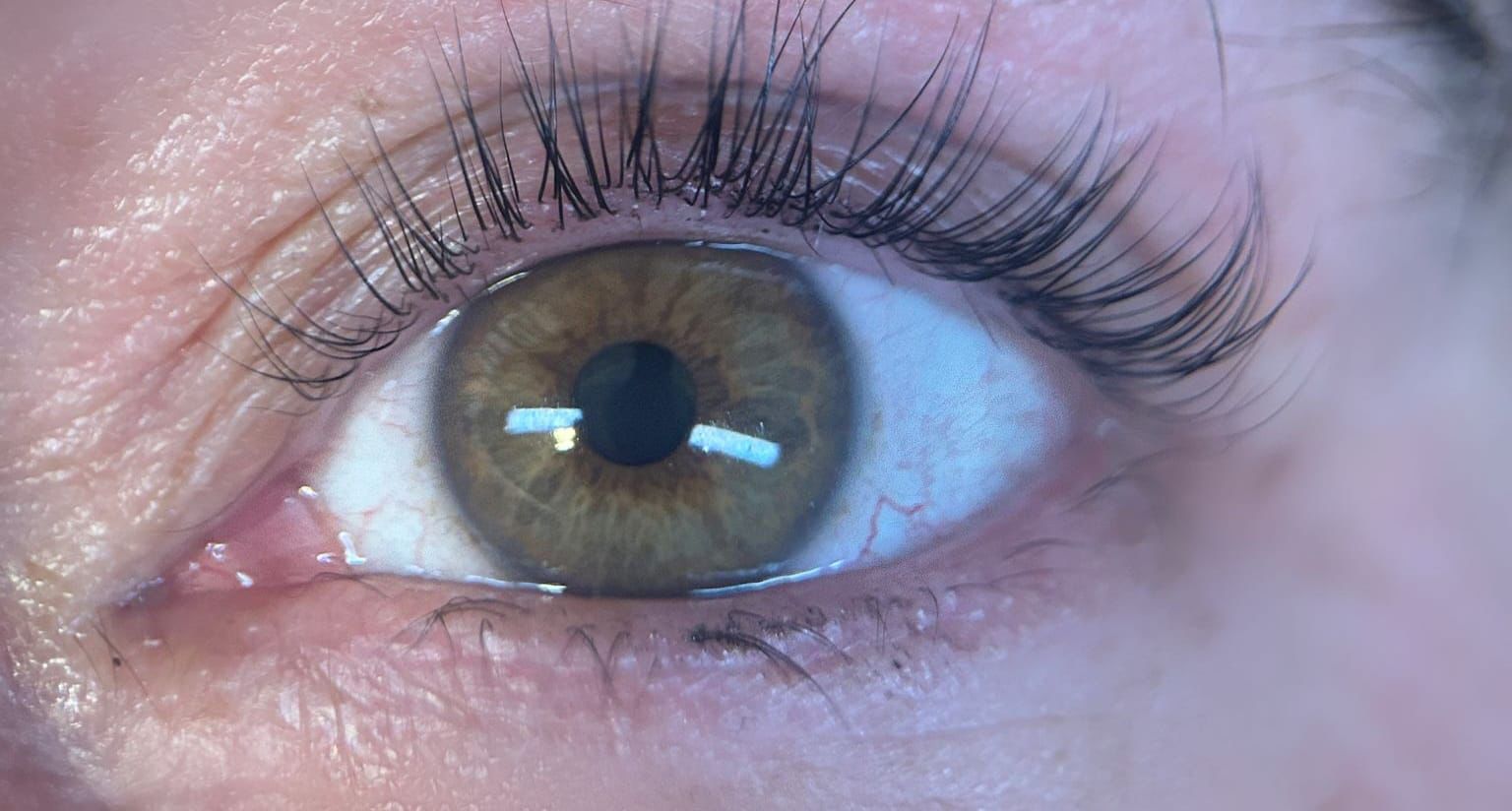 Natuurlijke wimperextensions bij een groen oog