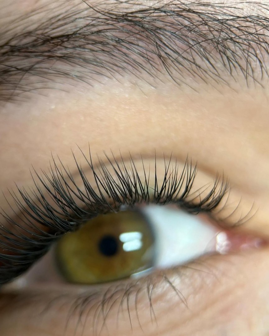 Wimperextensions van dichtbij bij een lichtbruin oog