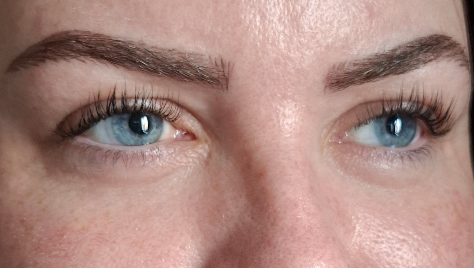 Wimperlift en verzorgde wenkbrauwen, beide ogen