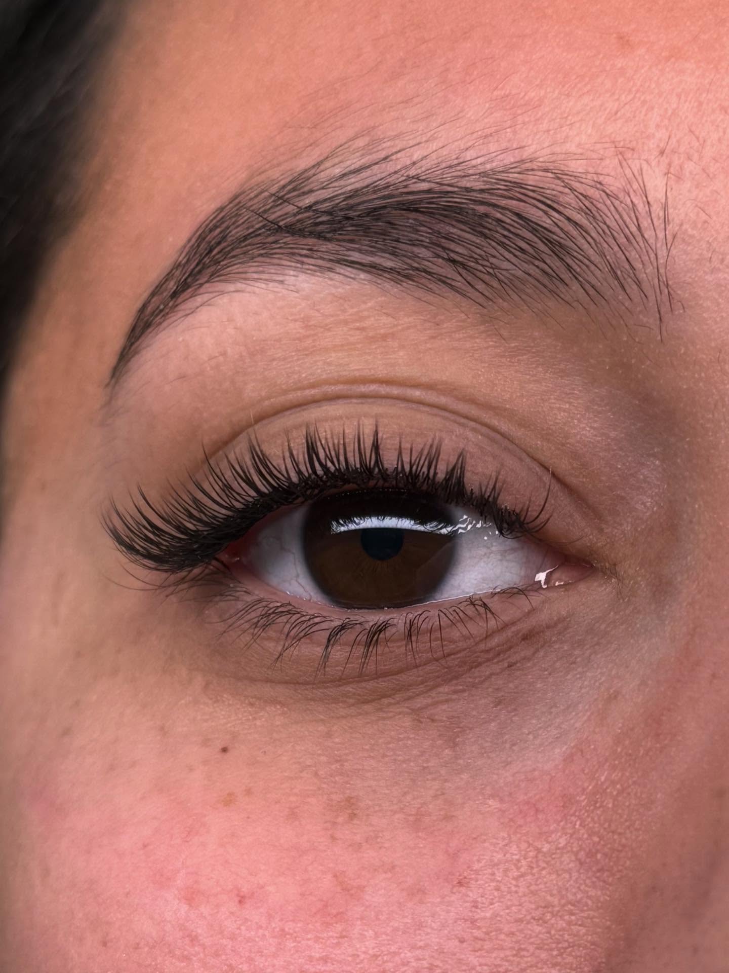Natural lash extensions van dichtbij, bruin oog