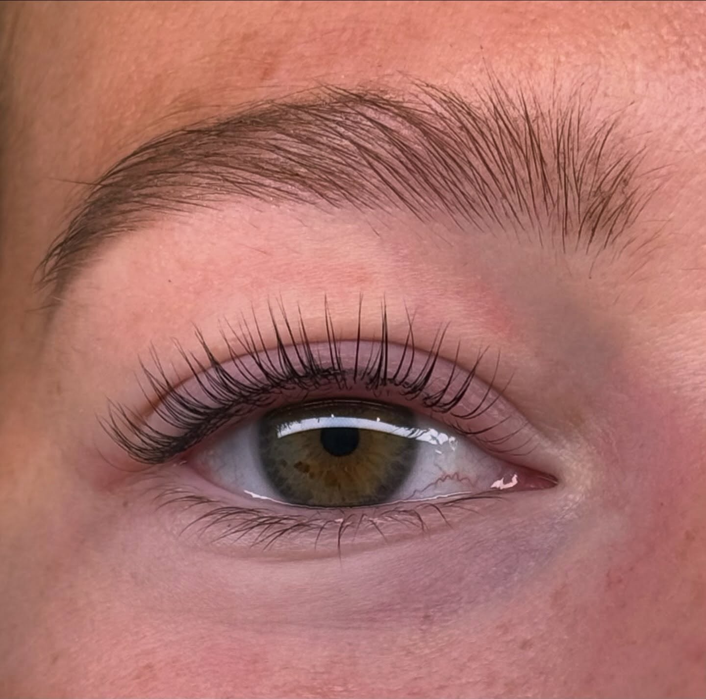 Resultaat van een wimperlift, eigen wimpers gekruld en geverfd
